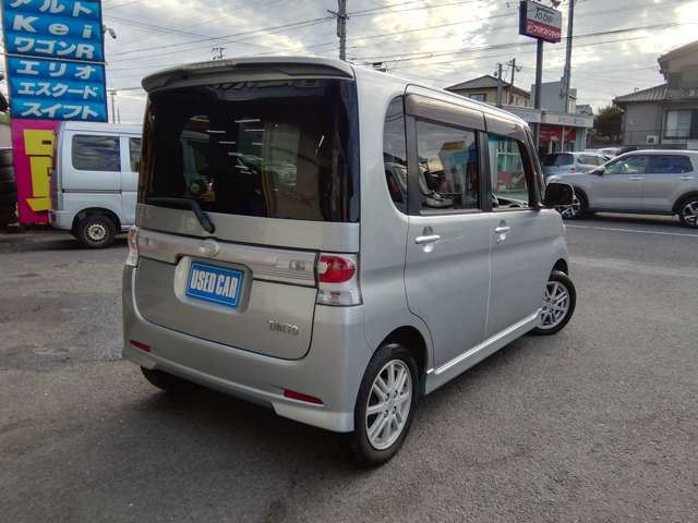 2010 Daihatsu Tanto – thumbnail 4