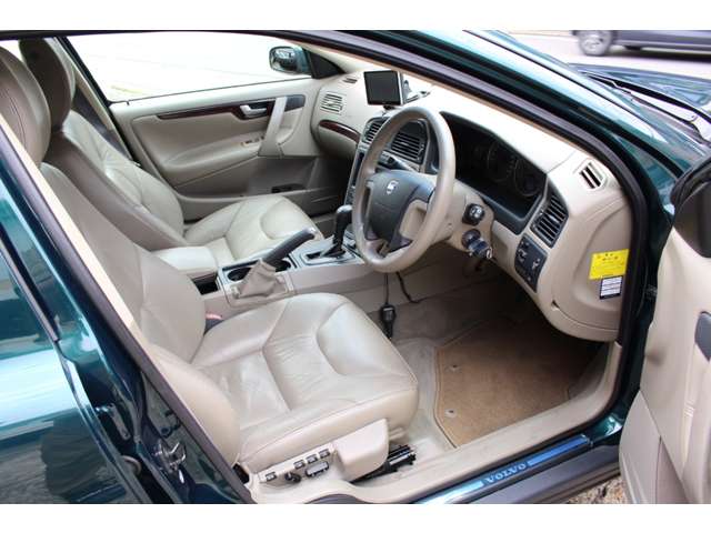 2004 Volvo V70 – thumbnail 2