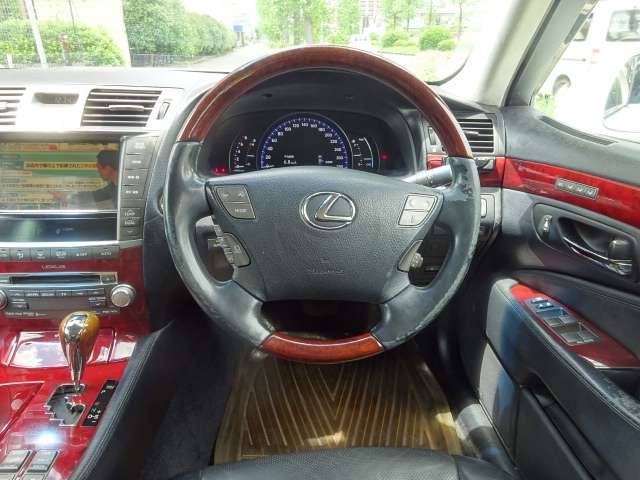 2010 Lexus LS Hybrid – thumbnail 3