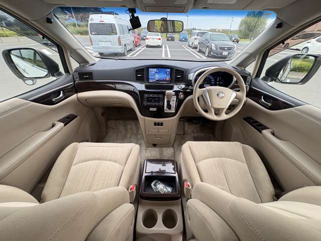 2011 Nissan Elgrand – thumbnail 2