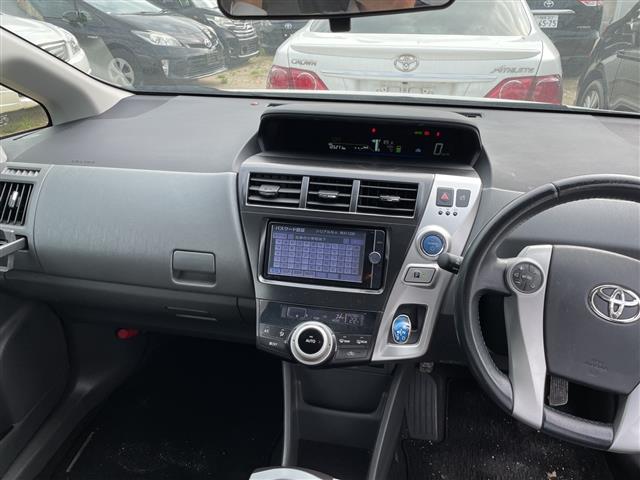 2011 Toyota Prius Alpha – thumbnail 2