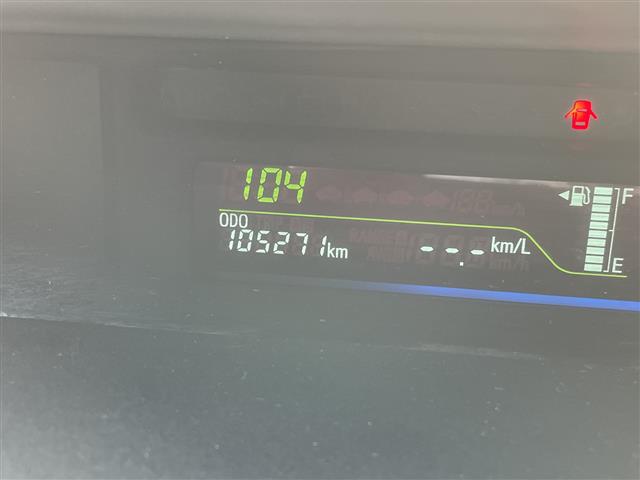 2011 Toyota Prius Alpha – thumbnail 3