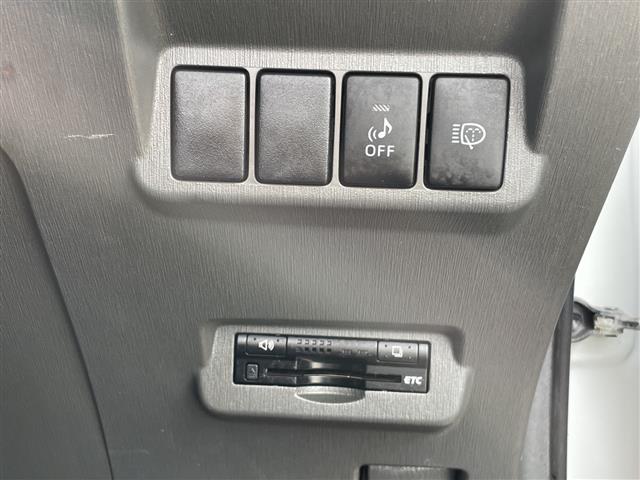 2011 Toyota Prius Alpha – thumbnail 4