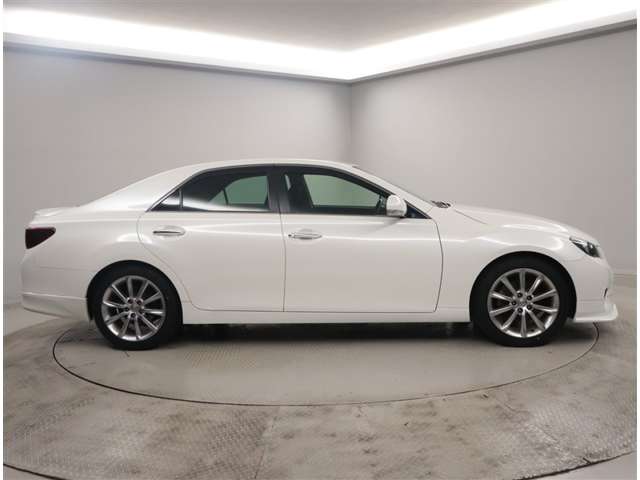 2011 Toyota Mark X – thumbnail 2