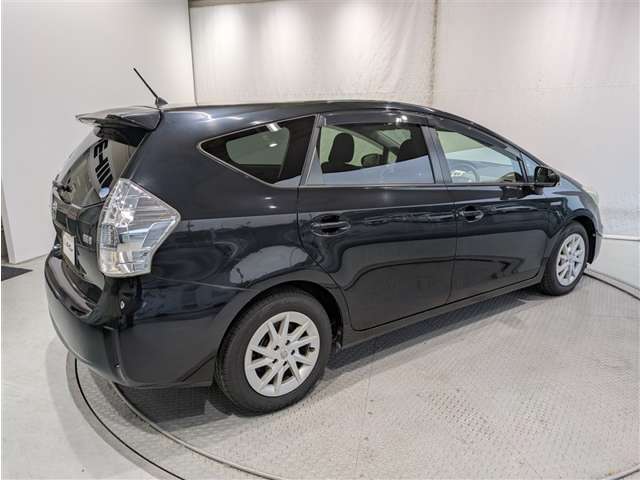 2011 Toyota Prius Alpha – thumbnail 2
