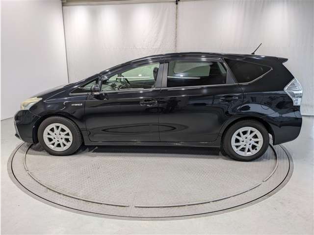 2011 Toyota Prius Alpha – thumbnail 3
