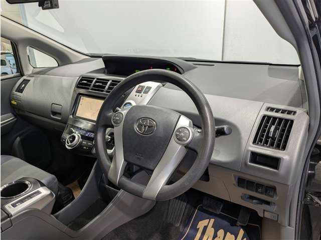2011 Toyota Prius Alpha – thumbnail 4