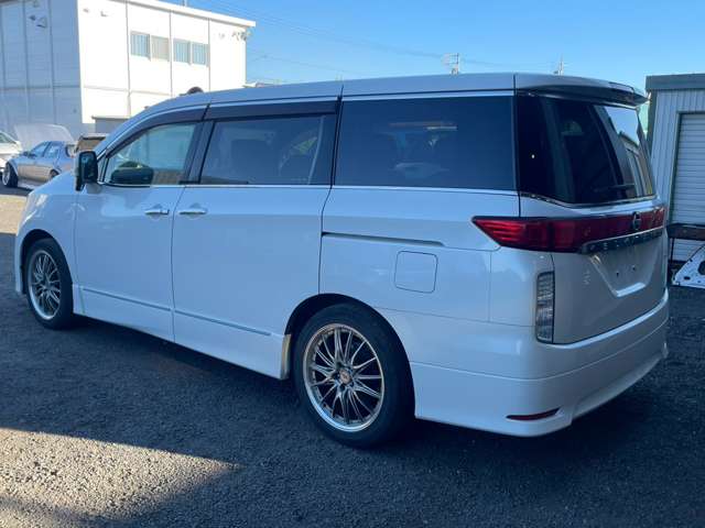 2011 Nissan Elgrand – thumbnail 3