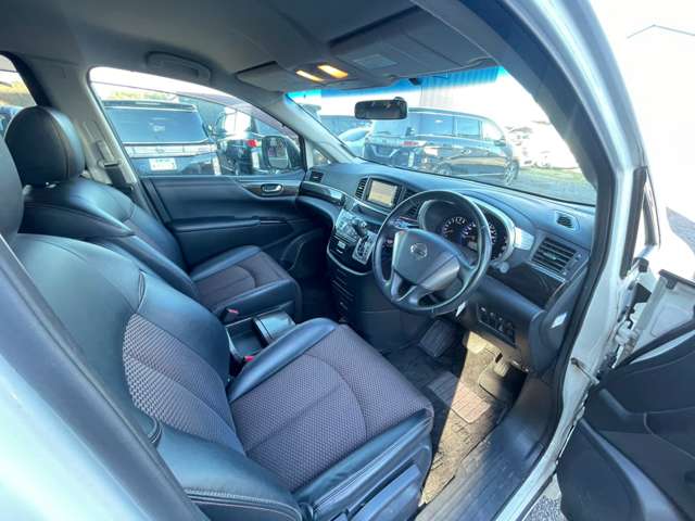 2011 Nissan Elgrand – thumbnail 4