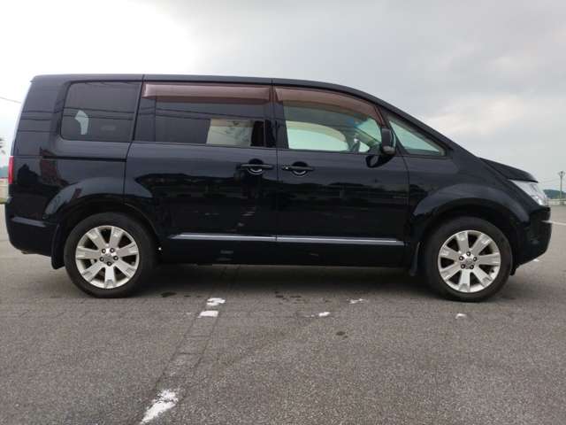 2011 Mitsubishi Delica D:5 – thumbnail 4