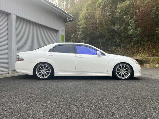 2010 Toyota Crown Royal – thumbnail 3