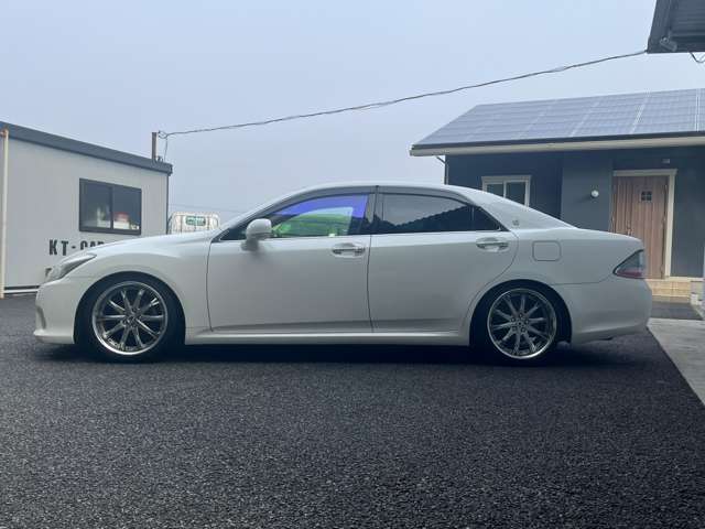 2010 Toyota Crown Royal – thumbnail 4