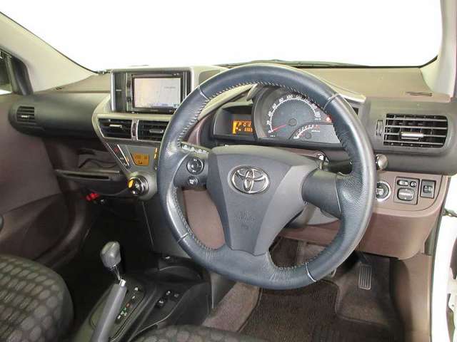 2009 Toyota iQ – thumbnail 2