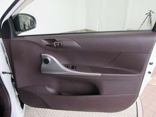 2009 Toyota iQ – thumbnail 4