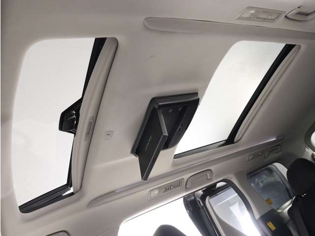 2011 Toyota Vellfire – thumbnail 2