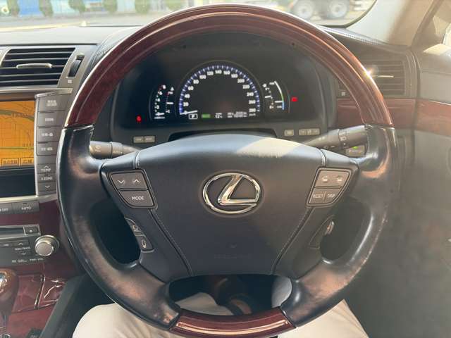 2010 Lexus LS Hybrid – thumbnail 2