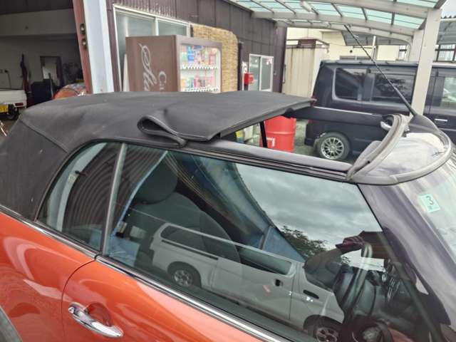 2010 MINI Mni Convertible – thumbnail 2