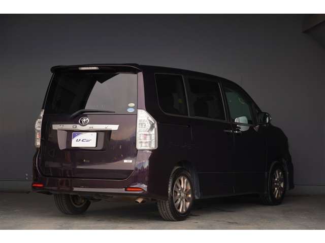 2010 Toyota Voxy – thumbnail 2