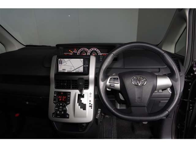 2010 Toyota Voxy – thumbnail 3