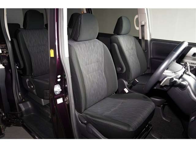 2010 Toyota Voxy – thumbnail 4