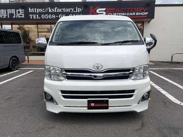 2011 Toyota Hiace – thumbnail 2