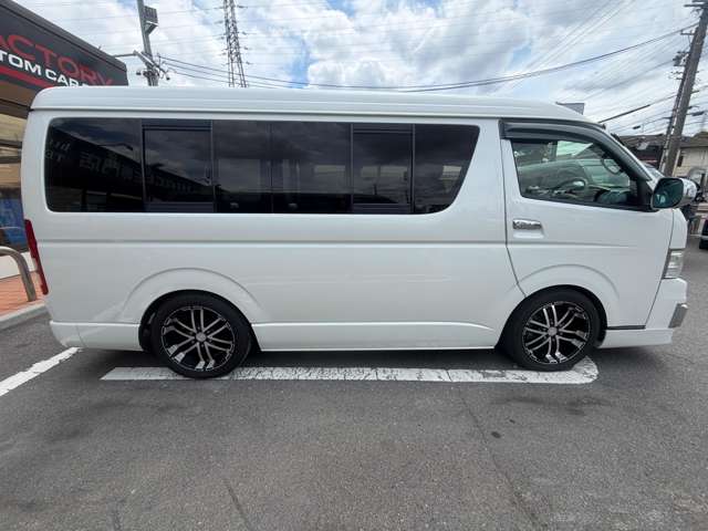 2011 Toyota Hiace – thumbnail 3
