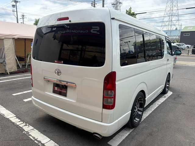 2011 Toyota Hiace – thumbnail 4