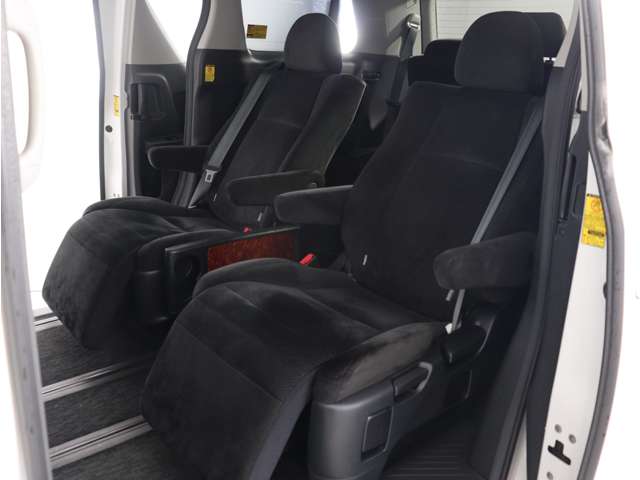 2011 Toyota Vellfire – thumbnail 3