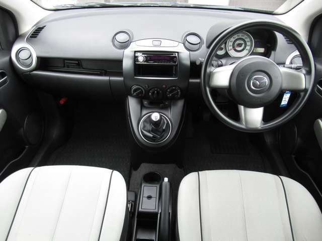 2010 Mazda Demio – thumbnail 3