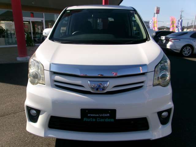 2010 Toyota Noah – thumbnail 2