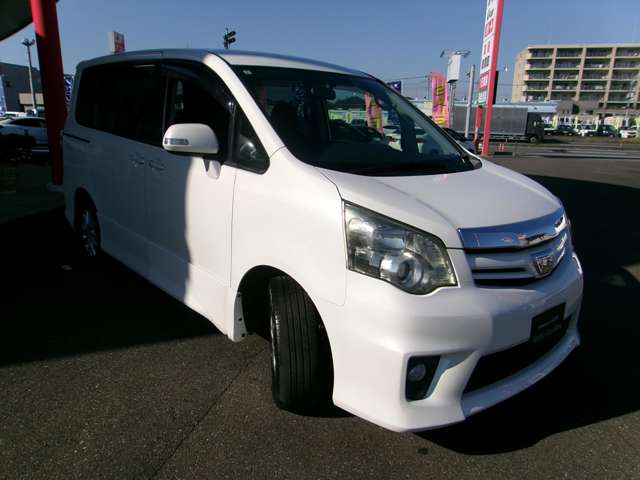 2010 Toyota Noah – thumbnail 3