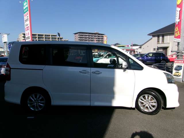 2010 Toyota Noah – thumbnail 4