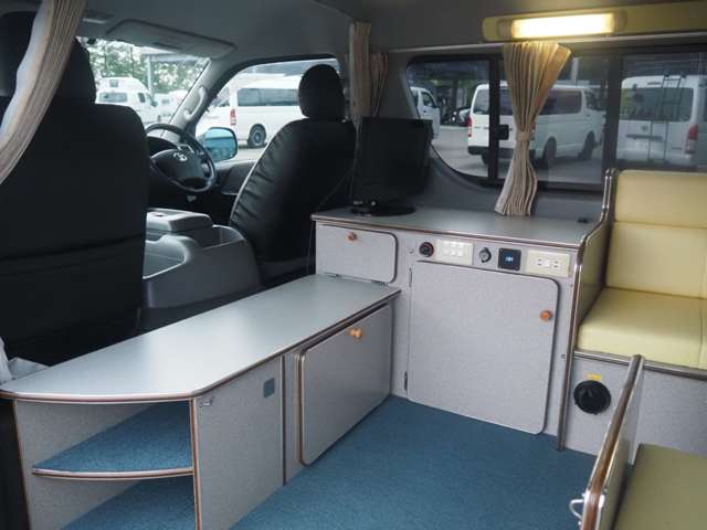 2010 Toyota Hiace – thumbnail 3