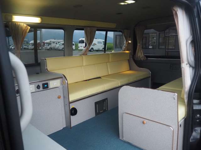 2010 Toyota Hiace – thumbnail 4