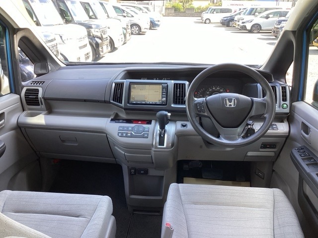2009 Honda Stepwgn – thumbnail 2