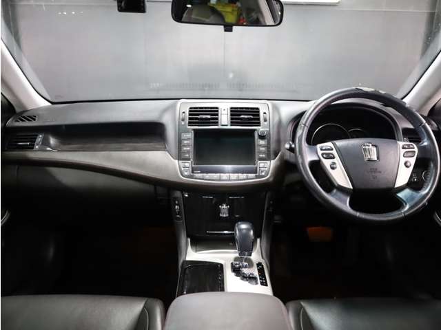 2011 Toyota Crown Athlete – thumbnail 3