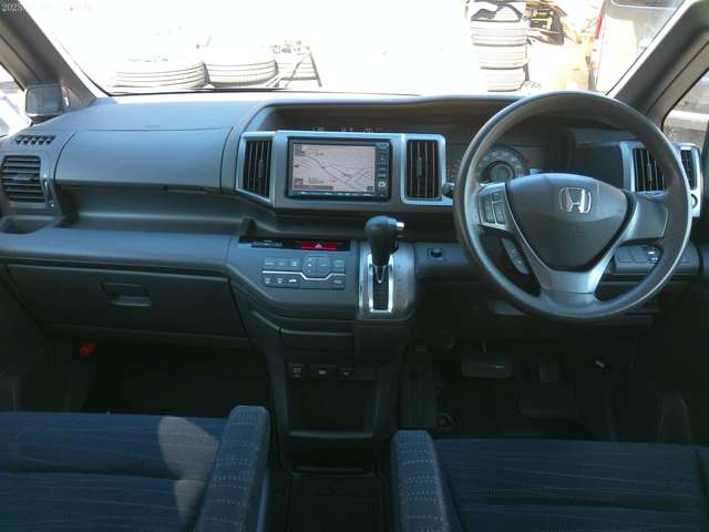 2011 Honda Stepwgn – thumbnail 3