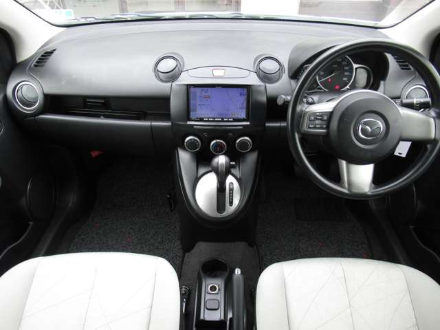 2011 Mazda Demio – thumbnail 3