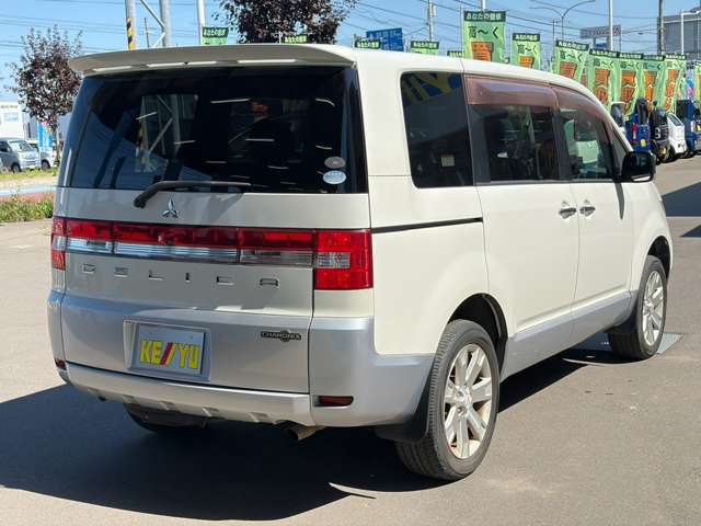 2011 Mitsubishi Delica D:5 – thumbnail 3
