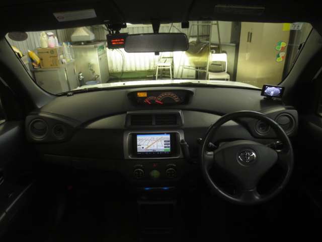 2011 Toyota bB – thumbnail 2