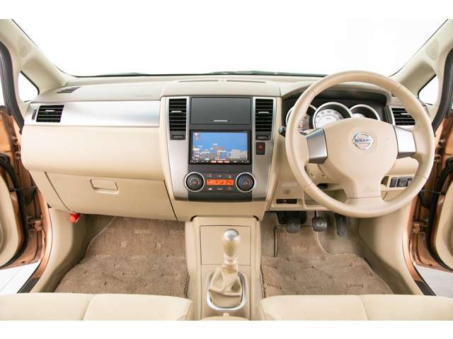 2010 Nissan Tiida – thumbnail 2