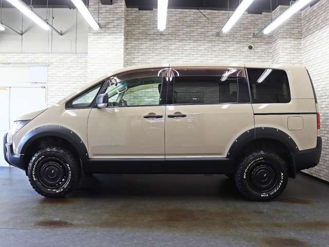 2009 Mitsubishi Delica D:5 – thumbnail 2