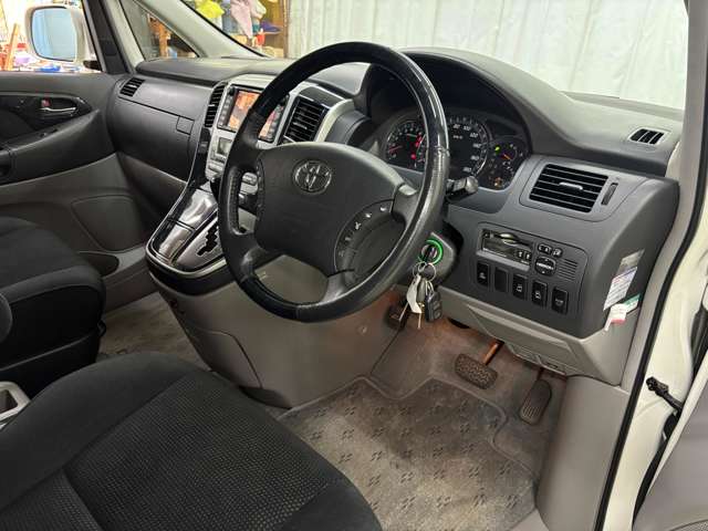 2004 Toyota Alphard – thumbnail 3