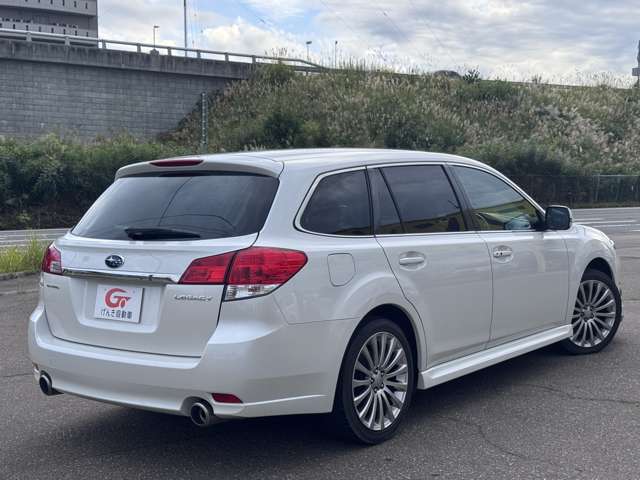 2011 Subaru Legacy Touring Wagon – thumbnail 2