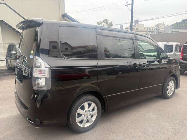 2010 Toyota Voxy – thumbnail 4