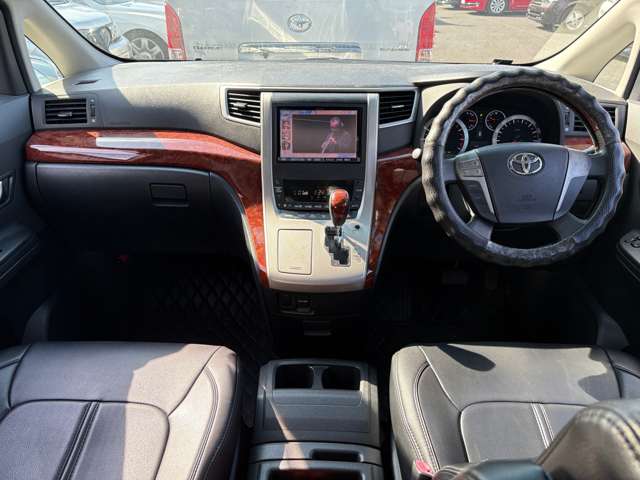 2010 Toyota Alphard – thumbnail 4