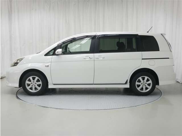 2011 Toyota Isis – thumbnail 2