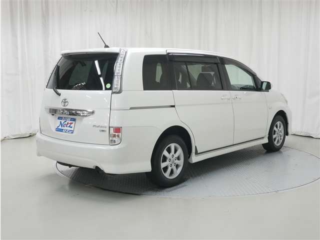 2011 Toyota Isis – thumbnail 3