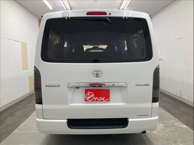 2011 Toyota Hiace – thumbnail 3
