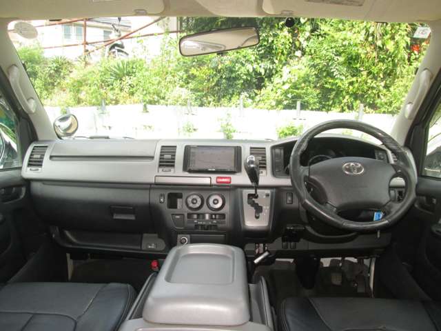 2010 Toyota Hiace – thumbnail 3
